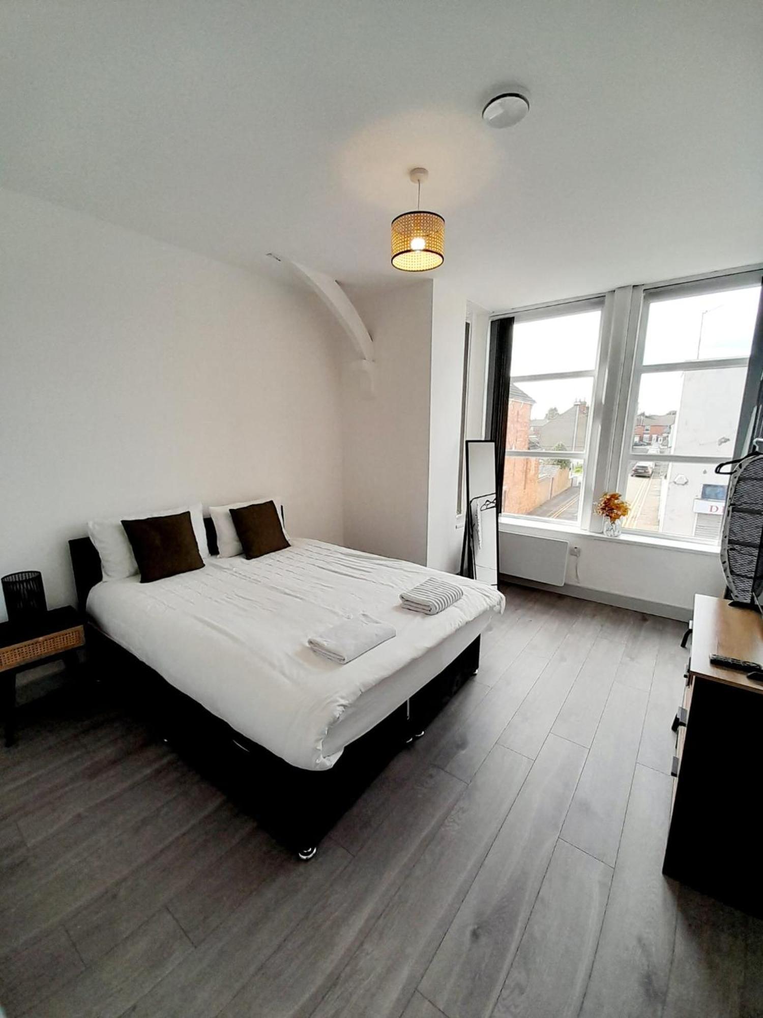 1 & 2 Bed Apartments - Desborough, Kettering, Cosy, Parking, Family, Wifi Luaran gambar